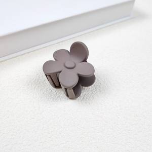 <span class=keywords><strong>Pince</strong></span> à cheveux européenne américaine douce 4cm fleur moyenne fleur de prunier <span class=keywords><strong>pince</strong></span> à cheveux vente chaude accessoire de cheveux demi-attachés lait café plastique - Product Image 6