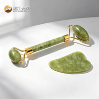 Jiwan Lejia – Kit de massage facial en jade vert Xiuyan naturel de haute qualité avec rouleau et pierres Gua Sha, personnalisable avec votre logo