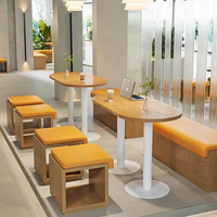 Ensemble de mobilier commercial pour salon de thé : table ronde en bois, banquette de rangement et tabourets pour café