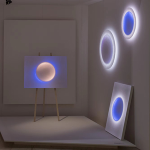 מנורת קיר לד מודרנית דגם דאורוי, עיצוב ירח מלא, אור לבן חם, שלט רחוק, פלדה, פולימר, עמעום, RGB, לסלון ולחדר שינה - Product Image 6