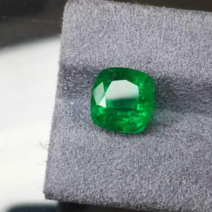 SGARIT - Esmeralda Natural de 4.41CT, Gema Suelta con Certificado GILD, Corte Cojín Verde Intenso de 9.67*9.51mm, Piedra Preciosa para Joyería - Product Image 2