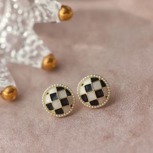 ต่างหูโลหะผสมลายตารางหมากรุกสีดำขาวสไตล์เรโทรเกาหลีประดับมุกและเพชร ดีไซน์ใหม่ทันสมัยอเนกประสงค์ - Product Image 3