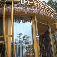Grande tente de glamping en forme de cage à oiseaux, porte panoramique en verre, texture bambou, style bois luxueux, maison préfabriquée modulaire