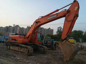 Excavatrice Doosan DH420LC-7, couleur orange, d'occasion, certifiée, engin de construction sur chenilles, équipement lourd, moteur coréen, 41200 kg - Product Image 1