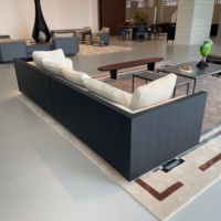 Ensemble de canapés modernes en tissu crème avec accoudoirs en bois foncé, garniture en bois à profil bas garnie d'éponge à rayures fines bleu marine pour salon