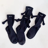 MINGZHI nouveau design nouveauté chaussettes en gros hommes broderie couple chaussettes drôle main dans la main chaussettes avec aimant