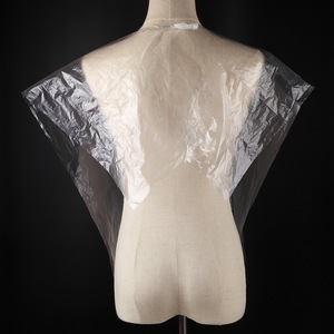 Cape de coiffure jetable en PE 64x84cm pour protection des cheveux lors de la coloration en salon - Product Image 3