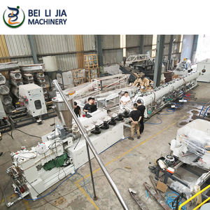 Ligne <span class=keywords><strong>de</strong></span> machine d'extrusion <span class=keywords><strong>de</strong></span> tuyaux d'alimentation en eau et <span class=keywords><strong>de</strong></span> drainage pour maison <span class=keywords><strong>de</strong></span> jardin en PVC, à vis simple, avec moteur à roulement et commande PLC - Product Image 2