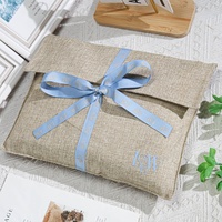 Pochette en jute beige en gros pour vêtements, écharpes, livres, avec ruban, logo personnalisé imprimé, sac cadeau en jute pour emballage