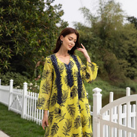 Robe Kaftan Chic Jaune Moutarde à Motifs Feuilles Tropicales, Col en V, Bordure en Maille Noire, Manches Longues, Abaya Modeste pour Femmes Musulmanes – Vente en Gros