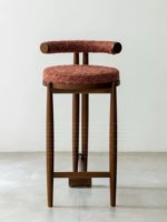Tabouret de bar design en bois massif de style mid-century, dossier haut, créatif, minimaliste, commercial, mobile, pour hall d'accueil et réception