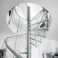 Escalier en colimaçon moderne en verre pour intérieur, design personnalisé avec colonne centrale en acier et marches en verre