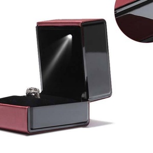Boîte à bijoux de mariage de luxe en cuir PU personnalisée avec lumières LED, emballage de haute qualité pour bagues, boucles d'oreilles, pendentifs, colliers - Product Image 6