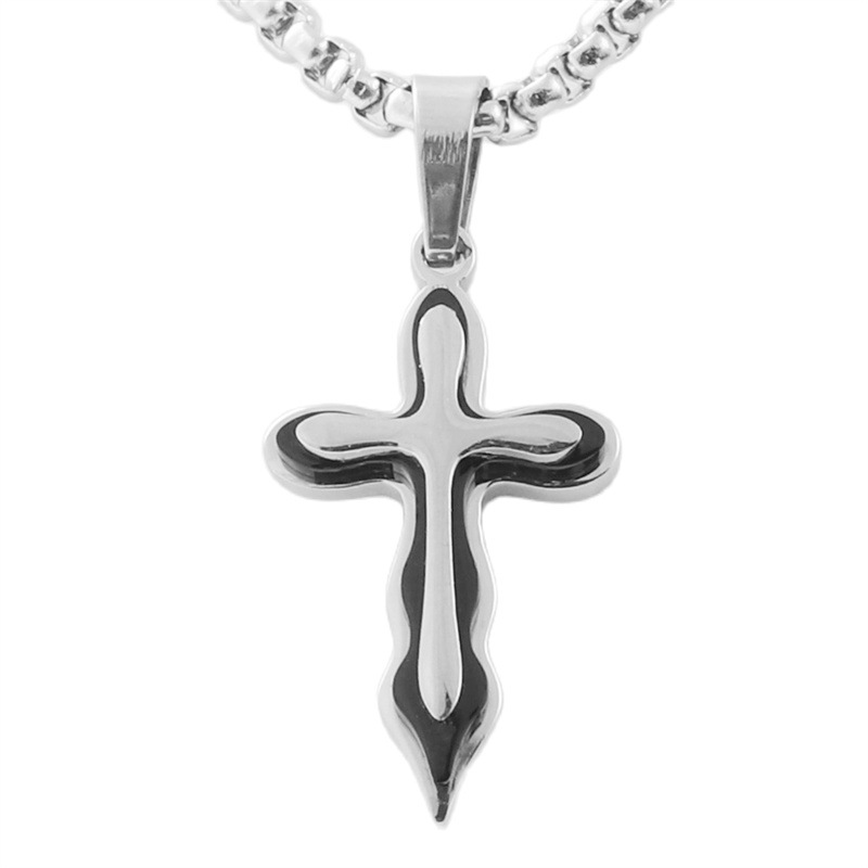 Petit pendentif noir bicolore avec une chaîne de perles carrées de 3,0*60 cm.