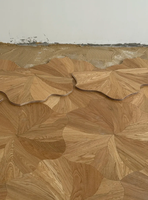 Bookmatch SPC Wandpaneele Hochwertige Holzmaserung Wellenmuster Lotusblattform Bodenbelag Mit Teppich Minimalistisches Interieur