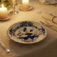Assiettes de présentation en porcelaine vintage en gros, assiettes décoratives à base rose et motif floral rouge pour la mise en table de banquets de mariage
