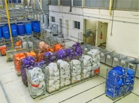 Grande conteneur à roulettes pour le stockage en entrepôt hospitalier et industriel de la blanchisserie, avec housses intérieures et extérieures pour sacs de linge