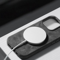 Étui de téléphone en Alcantara confortable pour iPhone 16 17 Pro Max, étui de téléphone de luxe personnalisé, boutons métalliques, matériaux importés d'Italie