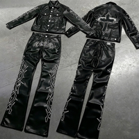 Logo produsen kustom pakaian bordir pria jaket kulit berkancing dan Set celana suar bertumpuk Pu pakaian olahraga untuk pria