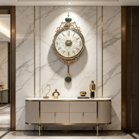 Horloge murale de style antique avec pendule en métal et coquille de nacre et d'ormeau, idéale pour la décoration de villa