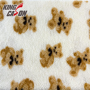 Tissu en polaire sherpa imprimé motif petit ours mignon, 100% polyester, blanc, brossé d'un côté, poils de 5 mm, pour vêtements pour enfants, Kingcason - Product Image 1