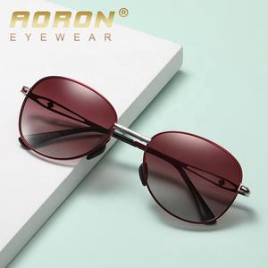 A707-gafas de sol con montura de Metal para hombre y mujer, lentes de sol unisex plegables con grabado Vintage, fotocromáticas para conducción nocturna, polarizadas - Product Image 3