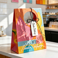 Sacs en papier écologiques personnalisés, couleur or champagne, emballages élégants avec logo de l'entreprise en relief, sacs de luxe pour cadeaux et artisanat