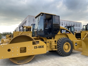 Compactadora Vibratoria CAT CS‑683E Usada de Presión Uniforme, Rodillo Caterpillar para Compactación de Estacionamientos y Apisonamiento de Suelos de Piedra - Product Image 3