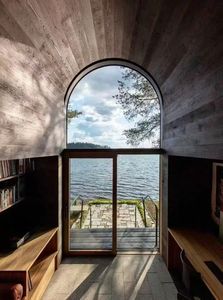 Cabane en <span class=keywords><strong>bois</strong></span> noir de style moderne avec toit en pente et fenêtre cintrée, idéale pour une retraite solitaire au bord d'un lac forestier, surface de base de 80 m², maison facile à construire - Product Image 6