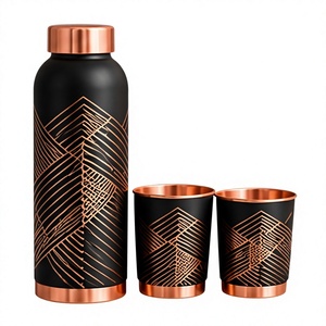 Botella de Agua de Cobre Negra con Patrón Geométrico y Dos Vasos Aislados, Juego de Bebidas Moderno, Ecológico y de Viaje - Product Image 1