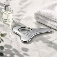 Outil de massage Gua Sha en alliage de zinc en forme de cœur creux pour soulager les muscles et les douleurs corporelles