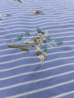 Tissu brodé de sequins à rayures bleues et motifs floraux, style campagnard frais, petites fleurs, tissu à sequins sur mesure pour filles