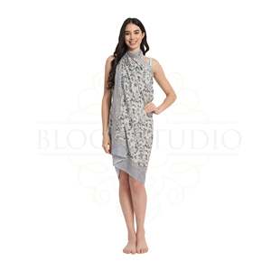 Sarong en coton gris neutre imprimé à la main pour femme, léger, idéal comme paréo de bikini, tenue de plage. - Product Image 2