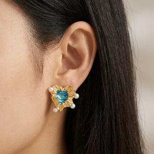 Pendientes de Moda en Forma de Corazón, Latón con Baño de Oro Real, Incrustados con Concha de Abulón Natural y Perlas - Product Image 1