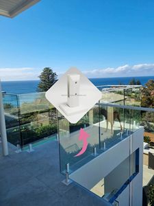 Moderna Balaustra in Vetro e Acciaio Inox con Supporto a Spigot, Garanzia 5 Anni, Resistente all'Acqua e alla Ruggine, per Hotel, Appartamenti, Scale, Balconi, Ville, Facile Installazione - Product Image 1