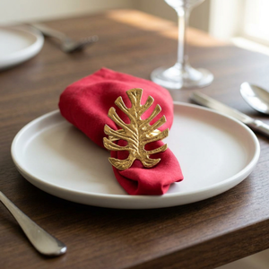 Anneau de serviette en laiton en forme de feuille, décoration de table moderne, accent de fête, porte-serviettes en tissu rouge - Product Image 1