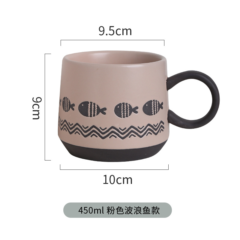 Taza de arcilla negra y rosa con diseño ondulado de pez.