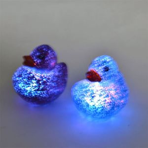ไฟกลางคืน LED พร้อมเซ็นเซอร์น้ำ รูปเป็ดสีทองเรืองแสง ตกแต่งด้วยผงสีเหลืองน่ารัก ของตกแต่งพลาสติกขนาดเล็กสุดสร้างสรรค์ - Product Image 3