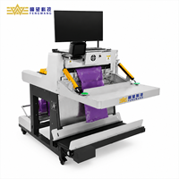 Machine d'emballage automatique de sacs en polyéthylène de qualité alimentaire avec emballage, collage, impression de codes-barres et application d'étiquettes d'expédition