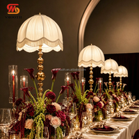 Lampe de table LED rechargeable avec abat-jour en tissu lisse, doré brillant, pour centre de table de mariage et événements