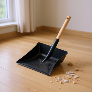 Recogedor pintado de negro con mango de madera para limpiar pisos - Product Image 3