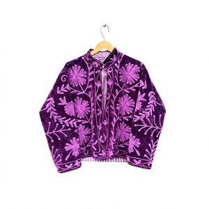 Blouson bomber matelassé en velours violet à col mandarin pour femme, broderie florale faite à la main, manches longues, style élégant, en nylon, pour l'automne - Product Image 1