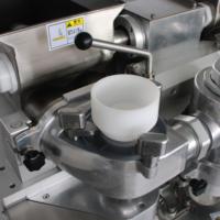Machine de remplissage et d'enrobage automatique pour la fabrication de desserts, biscuits, kubba, mochi, maamoul, coxinha, ligne de traitement de boules énergétiques