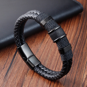 Bracelet en cuir tressé noir véritable fait main pour hommes |   Fermoir magnétique en acier inoxydable avec accent métallique minimaliste |   Durable - Product Image 3