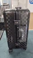 Nouveau produit : Valise cabine en fibre de carbone à motif damier de 24 pouces. Également disponible pour la personnalisation. Chariot à cadre en aluminium.