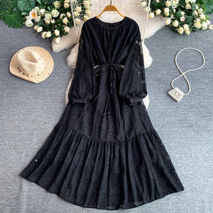 Robe d'été mi-longue vintage à col rond, coupe ajustée, taille cintrée, plissée et à volants, en jacquard floral - Product Image 2