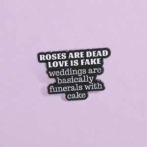 Épinglette en alliage de zinc moulé, émail rose Kawaii, avec slogan 'Rose Is Dead Love Is Fake', thème floral, cadeau pour la décoration de vêtements et sacs - Product Image 2