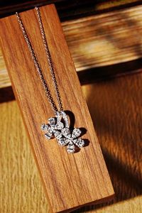Xinfly Vente en gros Pendentif et breloques en or 18 carats à double fleur avec diamant naturel de 0,65 ct, bijoux fins sans chaîne - Product Image 5