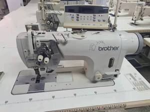 Machine à coudre industrielle Brother 8450 d'occasion, fabriquée au Japon, série à double aiguille haute vitesse avec barre d'aiguille fendue, très demandée en 2022 - Product Image 4