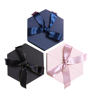 hecho a mano elegante hexagonal <span class=keywords><strong>de</strong></span> papel <span class=keywords><strong>de</strong></span> cartón <span class=keywords><strong>de</strong></span> dama <span class=keywords><strong>de</strong></span> <span class=keywords><strong>honor</strong></span> caja <span class=keywords><strong>de</strong></span> regalo para el embalaje <span class=keywords><strong>de</strong></span> regalo con cinta - Product Image 1